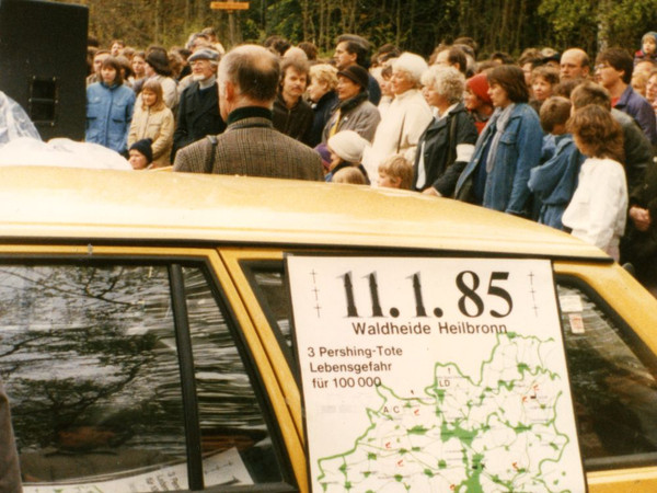 Kundgebung vor dem Tor der Waldheide, 1985 (Foto: Erhard Jöst)