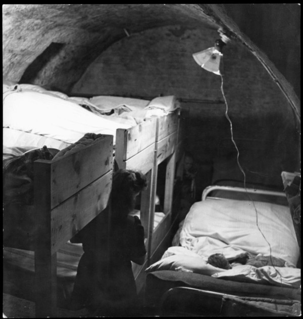 Schlafraum in einem Gewölbekeller, 1948 (Stadtarchiv Heilbronn, Max Hutzel)