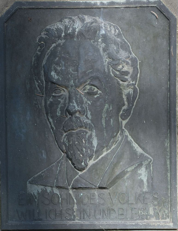 Reliefplatte auf dem Grabstein von Gustav Kittler auf dem Heilbronner Hauptfriedhof (Foto Stadtarchiv Heilbronn)