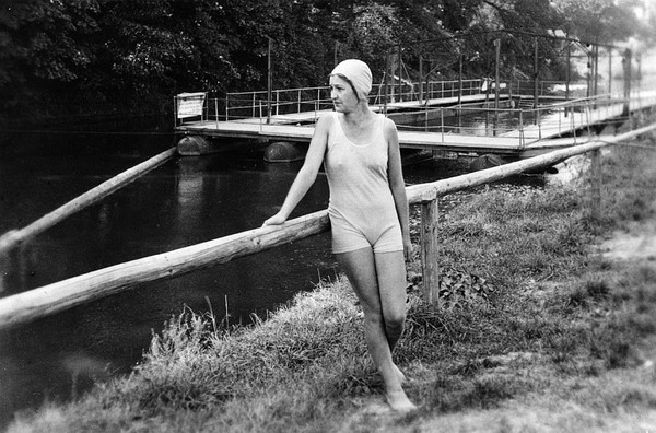 Flussbad im Kleinäulein, das Badefloß (30 m lang, 8 m breit) wurde 1927 eingerichtet und hatte einen Senkboden (Foto Stadtarchiv Heilbronn)