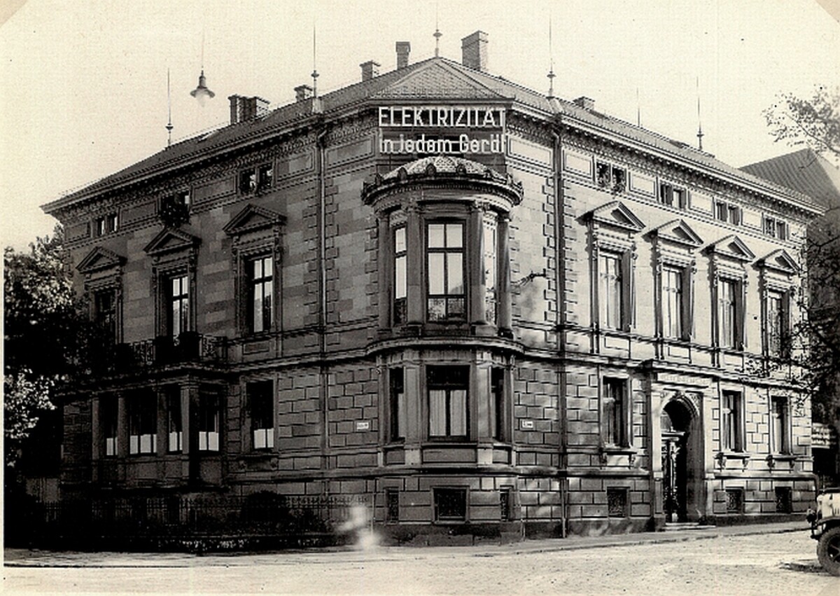 Die Hauptverwaltung des Elektrizitätswerks Heilbronn, Allee 20, um 1940 (Archiv ZEAG) Die Hauptverwaltung des Elektrizitätswerks Heilbronn, Allee 20, um 1940
(Archiv ZEAG)