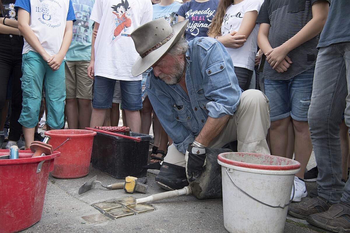 Gunter Demnig bei Stolpersteinverlegung 2018 (Foto: Stadtarchiv Heilbronn/B. Kimmerle)