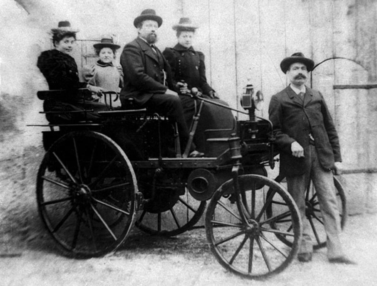 Das Neckargartacher Auto; um 1900 (Stadtarchiv Heilbronn) Das Neckargartacher Auto; um 1900
(Stadtarchiv Heilbronn)