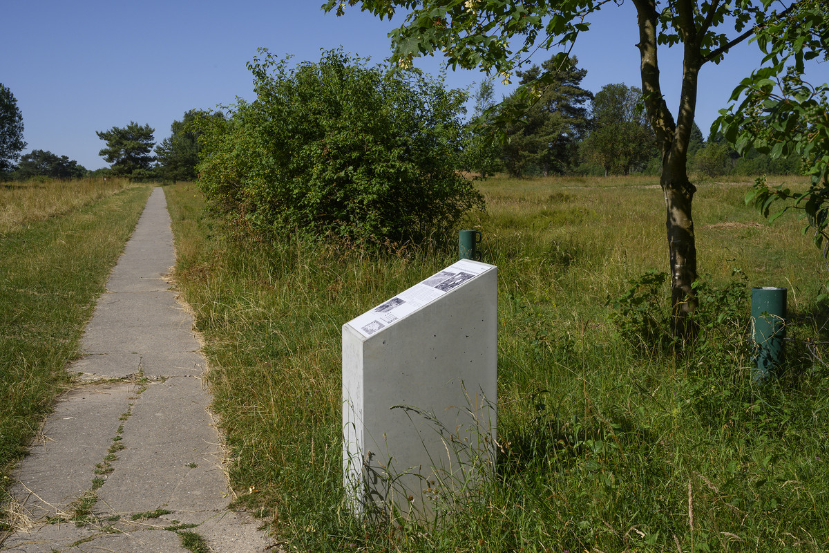 An einem WEg auf der Wanldheide steht eine Betonstele mit einer Informationstafel über das Pershing-Unglück 1985