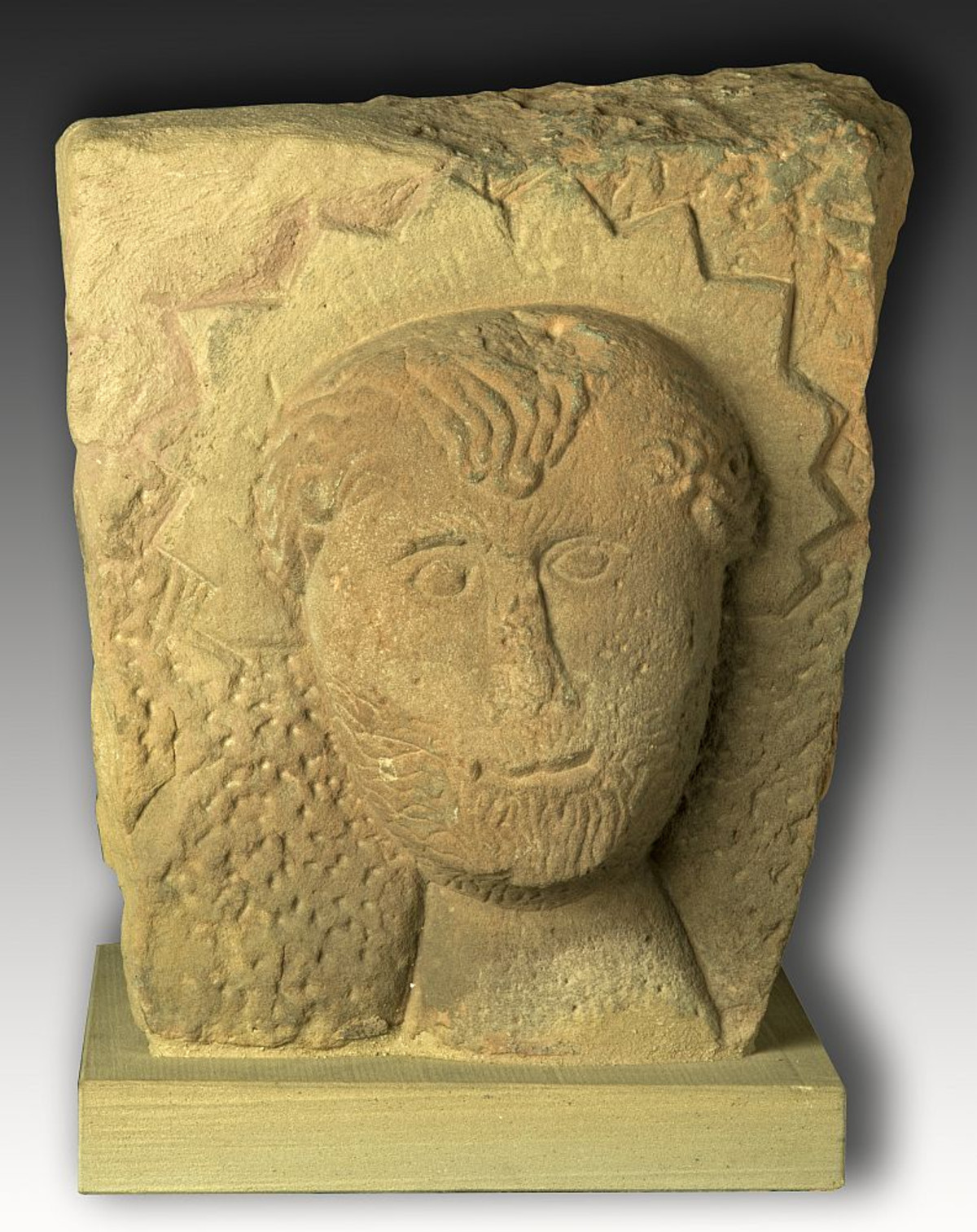 Bärtiger Kopf mit Strahlenumkränzung (Aureola), um 800 n. Chr. (geschätzt) (Foto Stadtarchiv Heilbronn) Bärtiger Kopf mit Strahlenumkränzung (Aureola), um 800 n. Chr. (geschätzt)
(Foto Stadtarchiv Heilbronn)