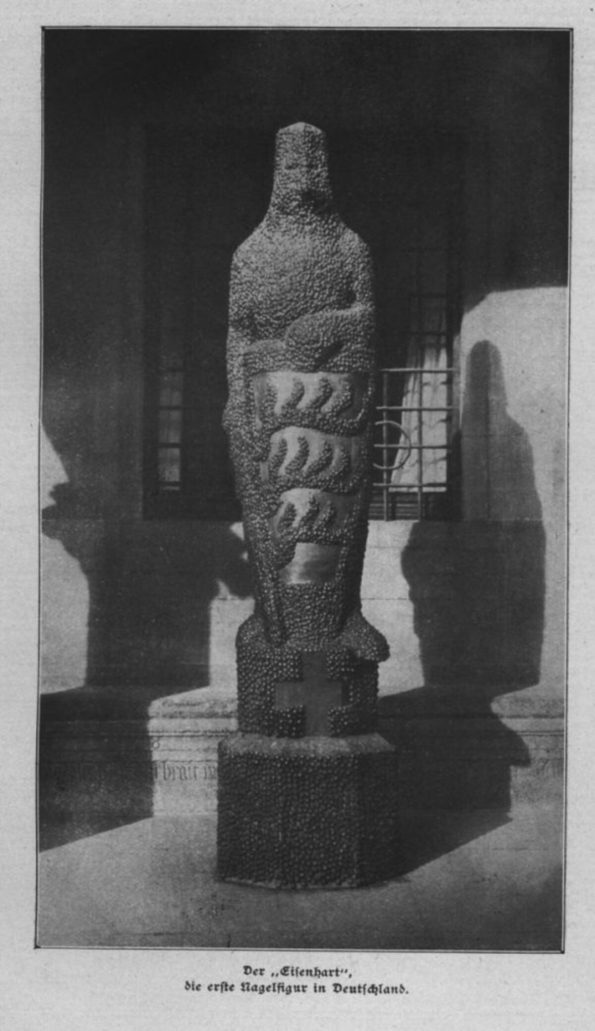 Nagelfigur Eisenhart unter den Rathausarkaden, um 1917 (Friedrich Dürr, Chronik der Stadt Heilbronn Band II. 1896-1921)