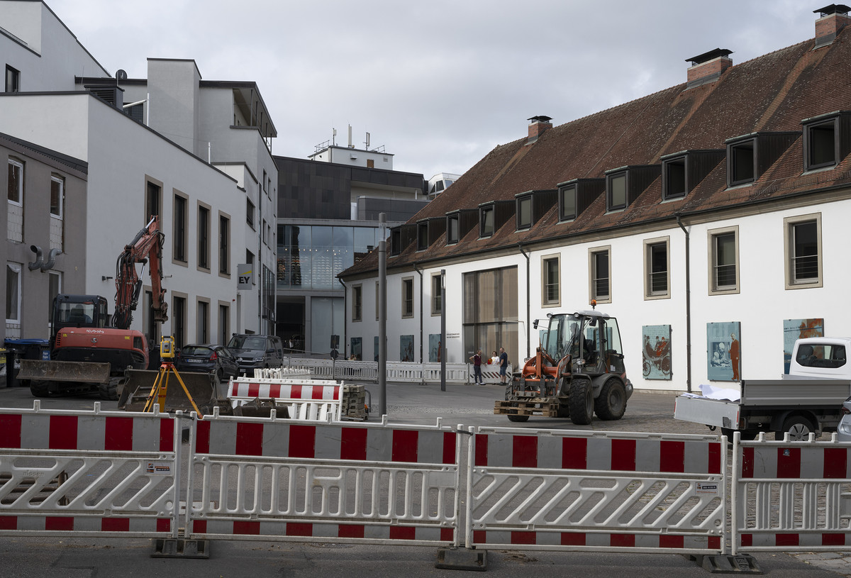 vor dem Haupteingang zum Stadtarchiv Heilbronn stehen Bagger und Bauzäune