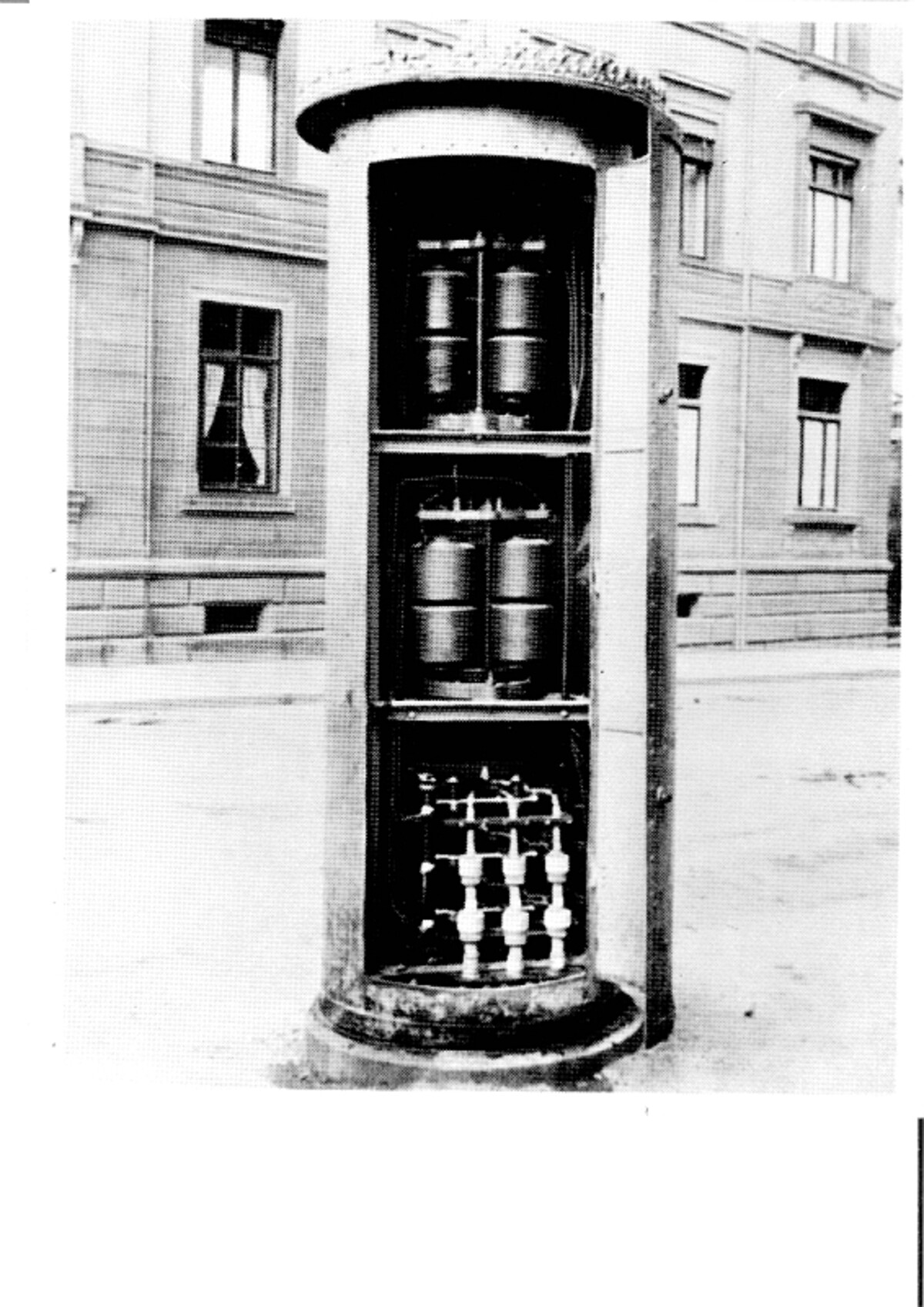 1910 war die Transformatorenstation als Plakatsäule gestaltet (Archiv ZEAG) 1910 war die Transformatorenstation als Plakatsäule gestaltet (Archiv ZEAG)