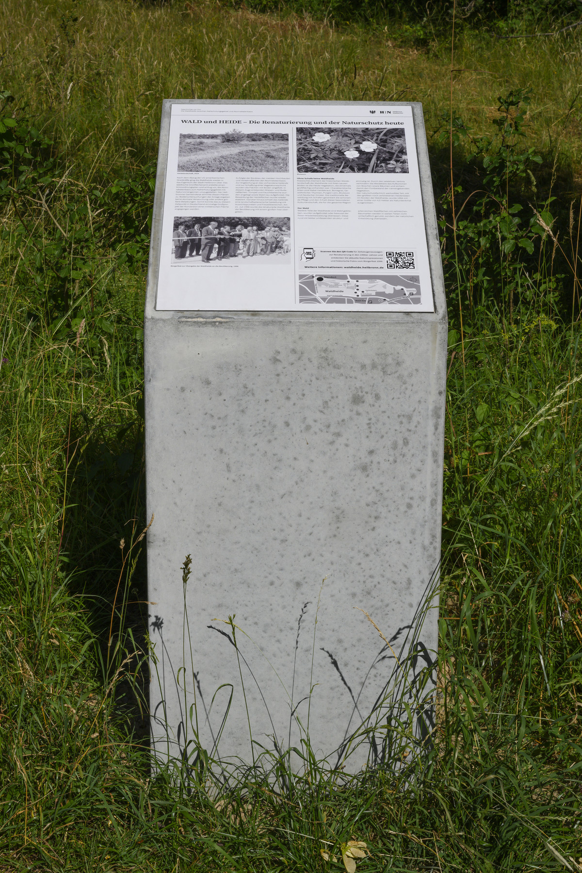 Informationsstation in Form einer Stele