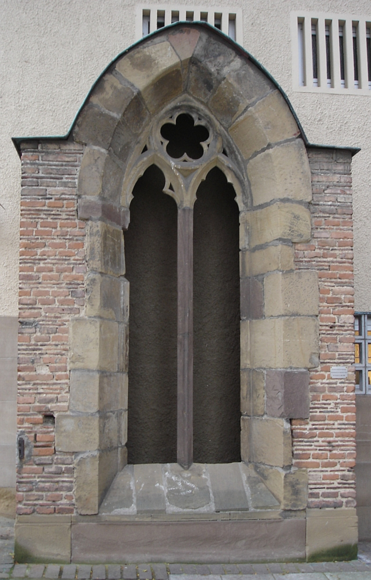 Fenster vom Kreuzgang des ehemaligen Barfüßerklosters beim Hafenmarktturm in der Gustav-Binder-Straße (Foto Stadtarchiv Heilbronn) Fenster vom Kreuzgang des ehemaligen Barfüßerklosters beim Hafenmarktturm in der Gustav-Binder-Straße (Foto Stadtarchiv Heilbronn)