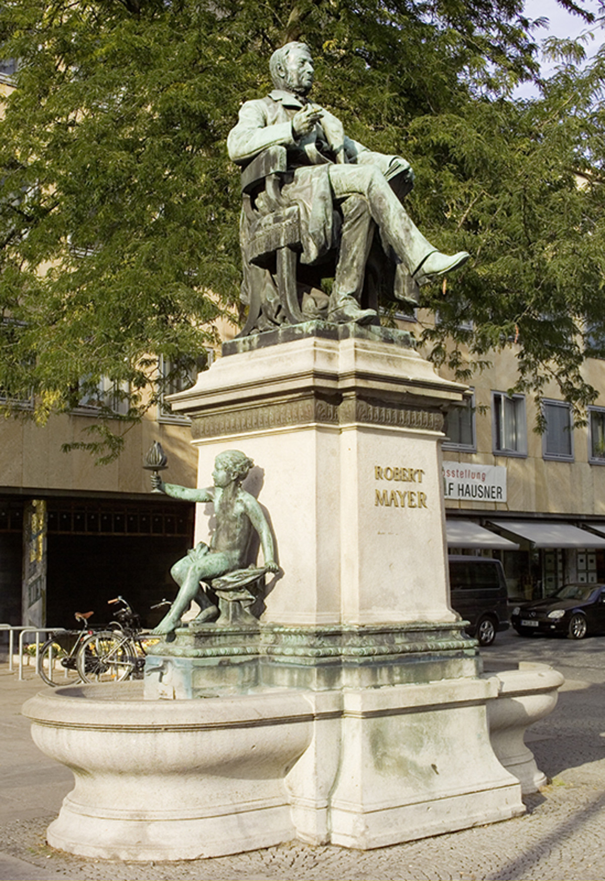 Robert-Mayer-Denkmal auf dem Marktplatz in Heilbronn; 2007 (Foto Stadtarchiv Heilbronn) Robert-Mayer-Denkmal auf dem Marktplatz in Heilbronn; 2007
(Foto Stadtarchiv Heilbronn)