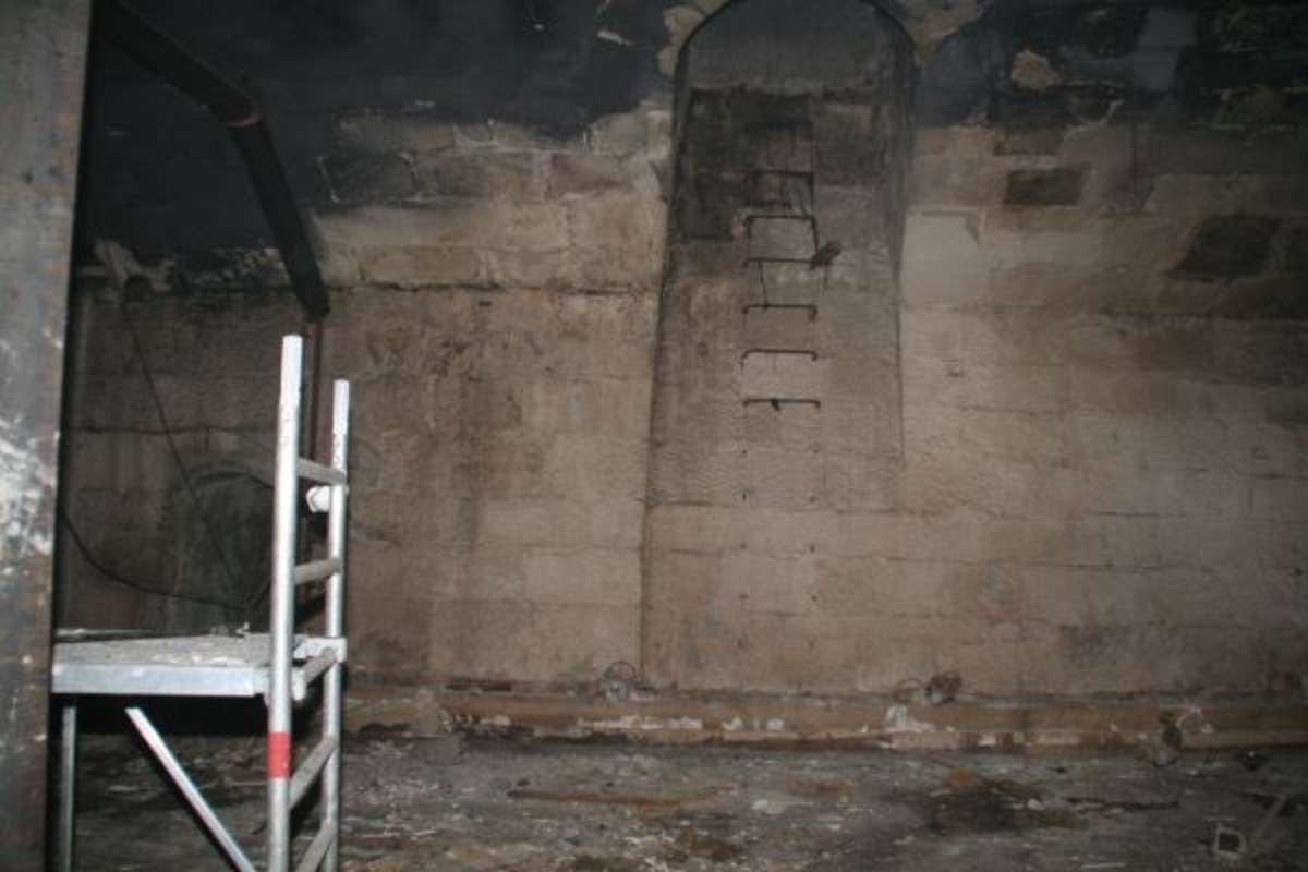 Zubetonierter früherer Ausstieg aus dem "Klosterkeller". Teilweise sind die Steigbügel noch vorhanden. Links erkennbar der Durchbruch zum Nachbarkeller. Dieser wurde hergestellt, um den Keller luftschutztauglich zu machen (Foto: Norbert Jung)