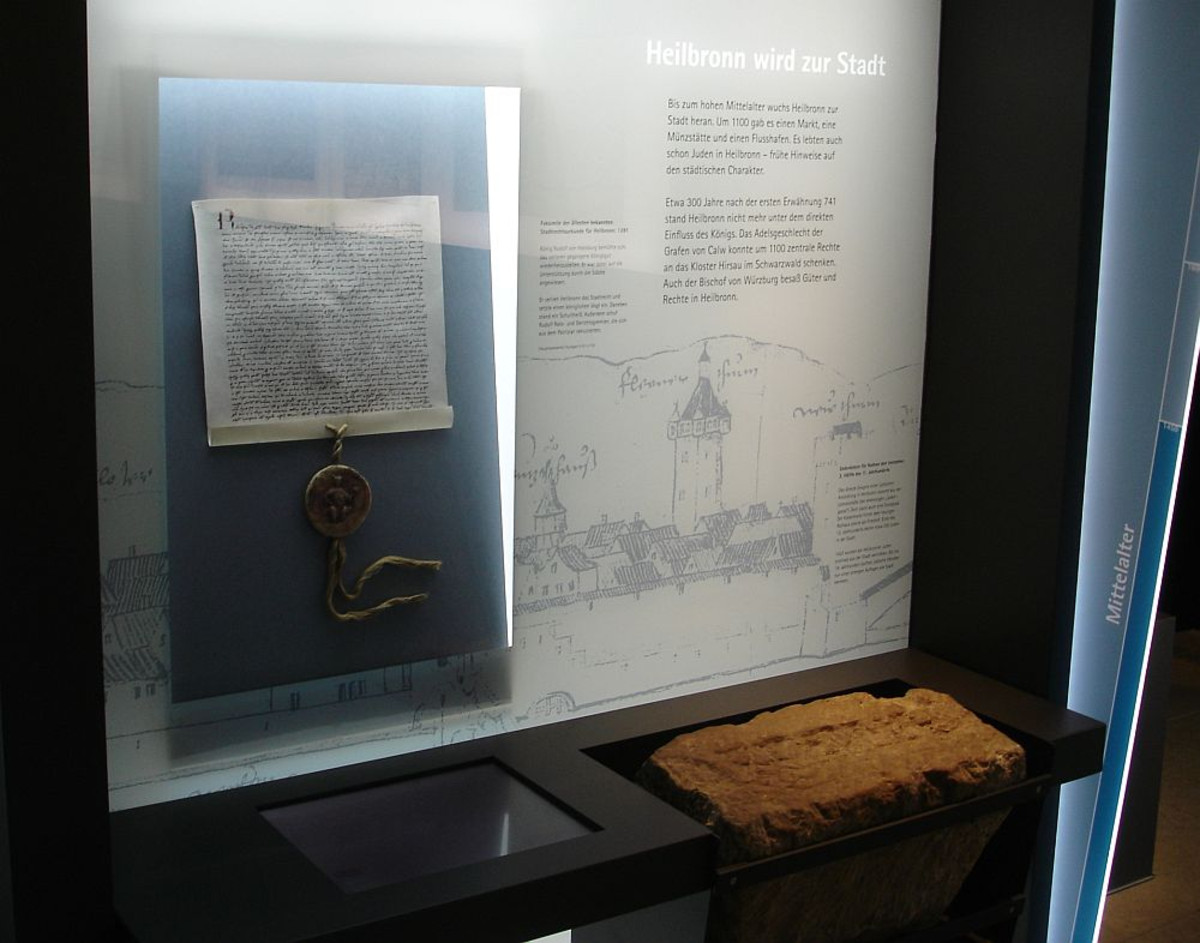Heilbronn historisch! Modul "Heilbronn wird zur Stadt" mit Urkunde und Urkunden-Lesestation (Foto Stadtarchiv Heilbronn) Heilbronn historisch! Modul "Heilbronn wird zur Stadt" mit Urkunde und Urkunden-Lesestation (Foto Stadtarchiv Heilbronn)