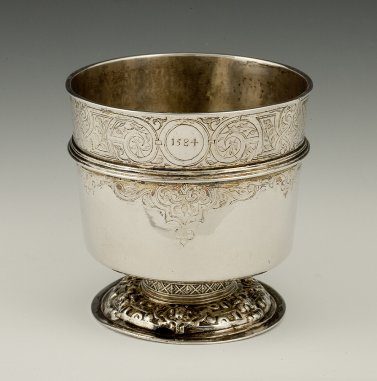 Häufebecher; 1584 Der stapelbare Silberbecher stammt aus der Werkstatt des Heilbronner Gold- und Silberschmieds Hans Antoni Linden. (Stiftung Kunst, Kultur und Denkmalpflege der Kreissparkasse Heilbronn) Häufebecher; 1584
Der stapelbare Silberbecher stammt aus der Werkstatt des Heilbronner Gold- und Silberschmieds Hans Antoni Linden.
(Stiftung Kunst, Kultur und Denkmalpflege der Kreissparkasse Heilbronn)