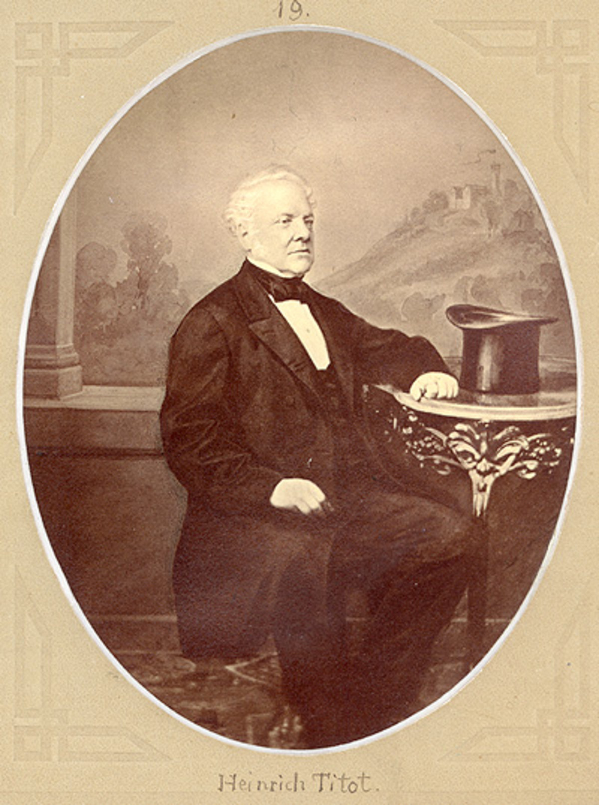 Fotografie, vermutlich um 1865 von Emil Orth aufgenommen. Sie zeigt den Stadtschultheißen und Lokalhistoriker Heinrich Titot (1796–1871). (Stadtarchiv Heilbronn) Fotografie, vermutlich um 1865 von Emil Orth aufgenommen. Sie zeigt den Stadtschultheißen und Lokalhistoriker Heinrich Titot (1796–1871).
(Stadtarchiv Heilbronn)