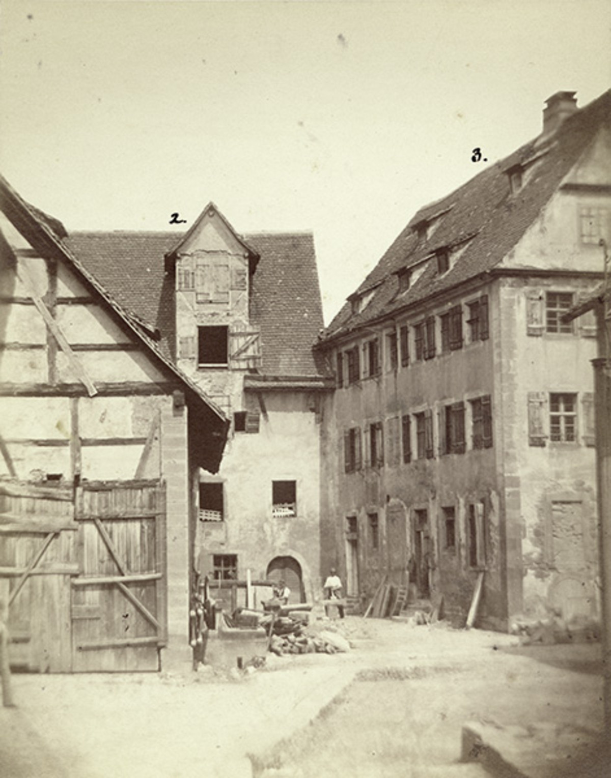 Der Innenhof des alten Spitals am Neckar; 1865 Foto von Friedrich Berrer und Christian Ludwig Fleischmann (Stadtarchiv Heilbronn) Der Innenhof des alten Spitals am Neckar; 1865
Foto von Friedrich Berrer und Christian Ludwig Fleischmann
(Stadtarchiv Heilbronn)