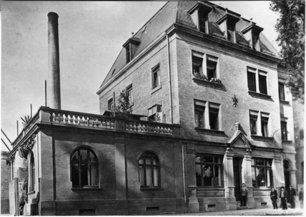 Das Verwaltungsgebäude des Elektritzitätswerks Heilbronn in der Badstraße 72. Im Hintergrund der Schornstein des mit Kohle beheizten Kraftwerks (Archiv ZEAG)