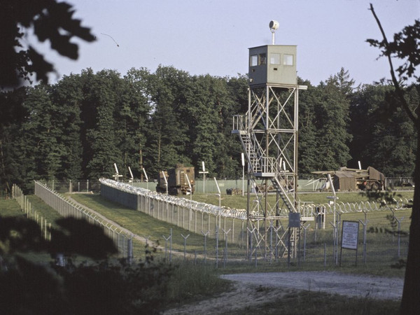 Juni 1982: Sicherungsanlage mit Zäunen, Natodraht, Wachturm mit Scheinwerfer (StadtA HN F010D-42; Foto: Jan Wojcik)