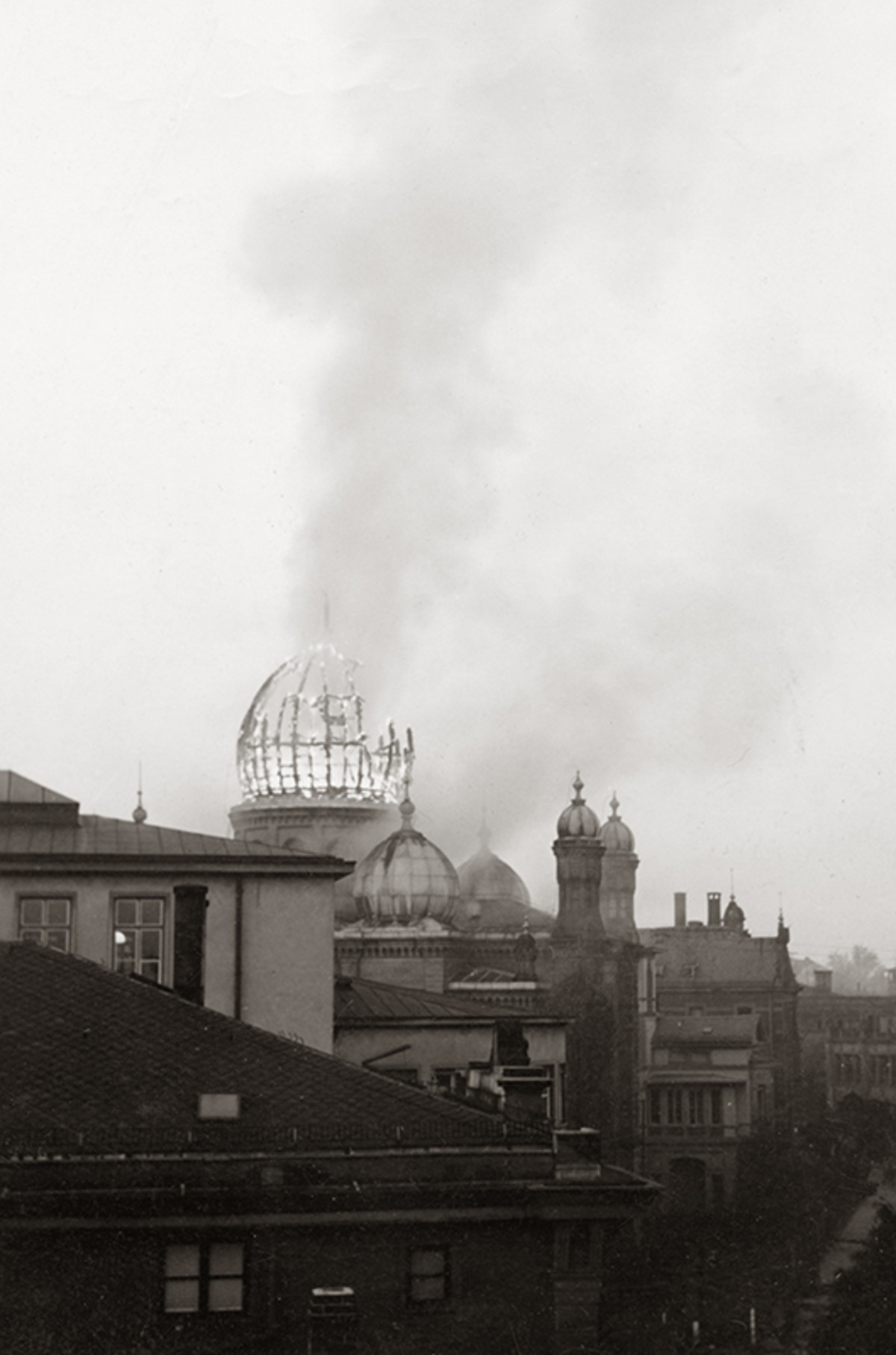 Die brennende Synagoge; 10.11.1938 (Foto: Ludwig Ruff, Heilbronn; Stadtarchiv Heilbronn F001F-4487,7) Die brennende Synagoge; 10.11.1938
(Stadtarchiv Heilbronn)