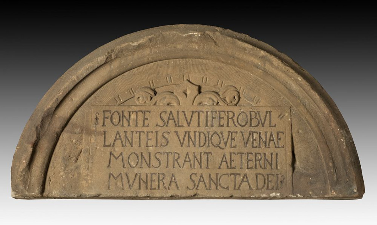 Tympanon vom Kirchbrunnen, 1541. Übersetzung der Inschrift: Die heiligen Gaben des ewigen Gottes erweisen sich in heilbringender Quelle der von überall her sprudelnden Wasserader. (Stadtarchiv Heilbronn E020-103) Tympanon vom Kirchbrunnen, 1541. Übersetzung der Inschrift: Die heiligen Gaben des ewigen Gottes erweisen sich in heilbringender Quelle der von überall her sprudelnden Wasserader. (Stadtarchiv Heilbronn E020-103)