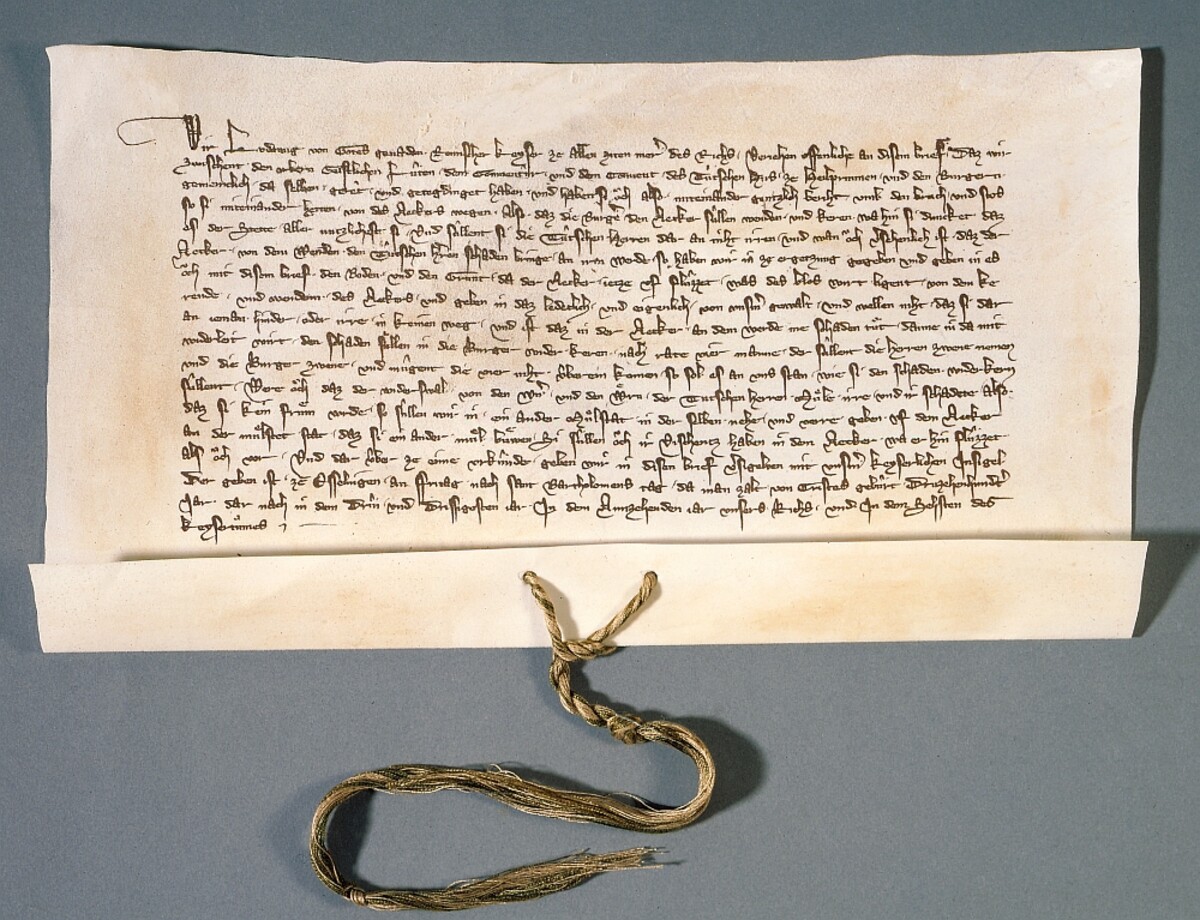 Die Urkunde, am 27. August 1333 ausgestellt von Kaiser Ludwig den Bayern, verleiht der Stadt Heilbronn das Recht, den Neckar nach Belieben "wenden und keren" zu dürfen. (Original: Hauptstaatsarchiv Stuttgart, H 51 U 349) Die Urkunde, am 27. August 1333 ausgestellt von Kaiser Ludwig den Bayern, verleiht der Stadt Heilbronn das Recht, den Neckar nach Belieben "wenden und keren" zu dürfen.
(Original: Hauptstaatsarchiv Stuttgart, H 51 U 349)