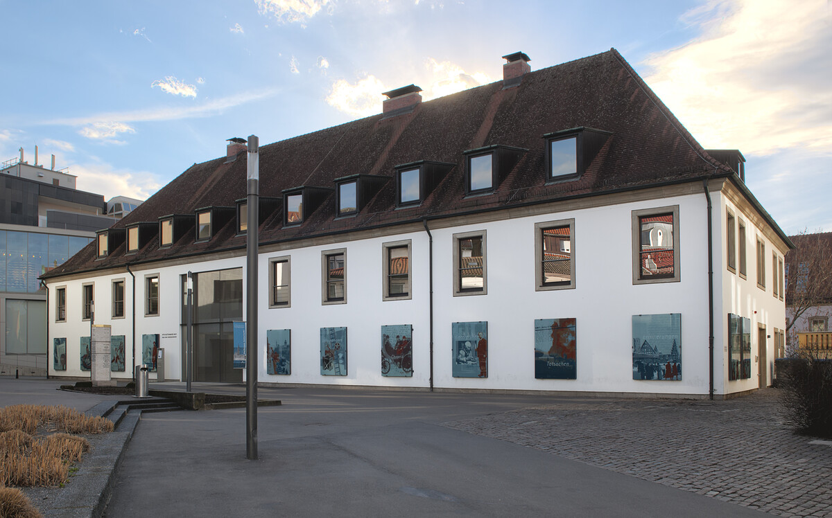 Frontansicht des Hauses der Stadtgeschichte HEilbronn, dreistöckiges Gebäude mit einem Walmdach