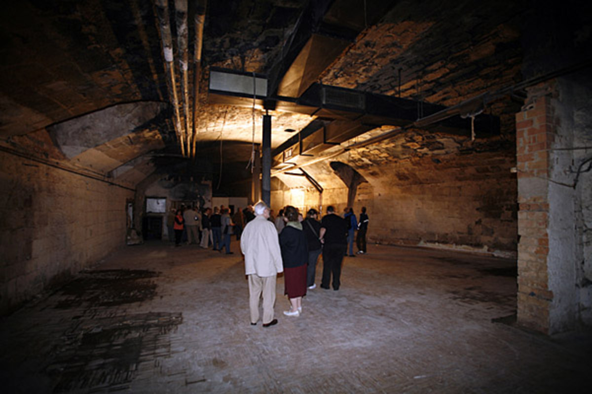 Führung im Klosterkeller; April 2007 
(Foto Stadtarchiv Heilbronn)