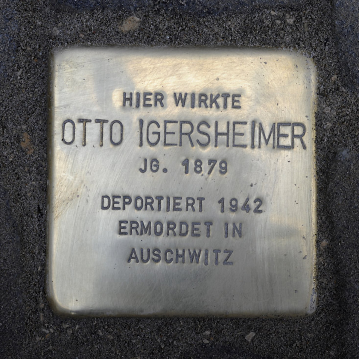 Stolperstein für Otto Igersheimer vor dem Haus Kaiserstraße 34 neben der Kilianskirche. (Foto Stadtarchiv Heilbronn) Stolperstein für Otto Igersheimer vor dem Haus Kaiserstraße 34 neben der Kilianskirche.
(Foto Stadtarchiv Heilbronn)
