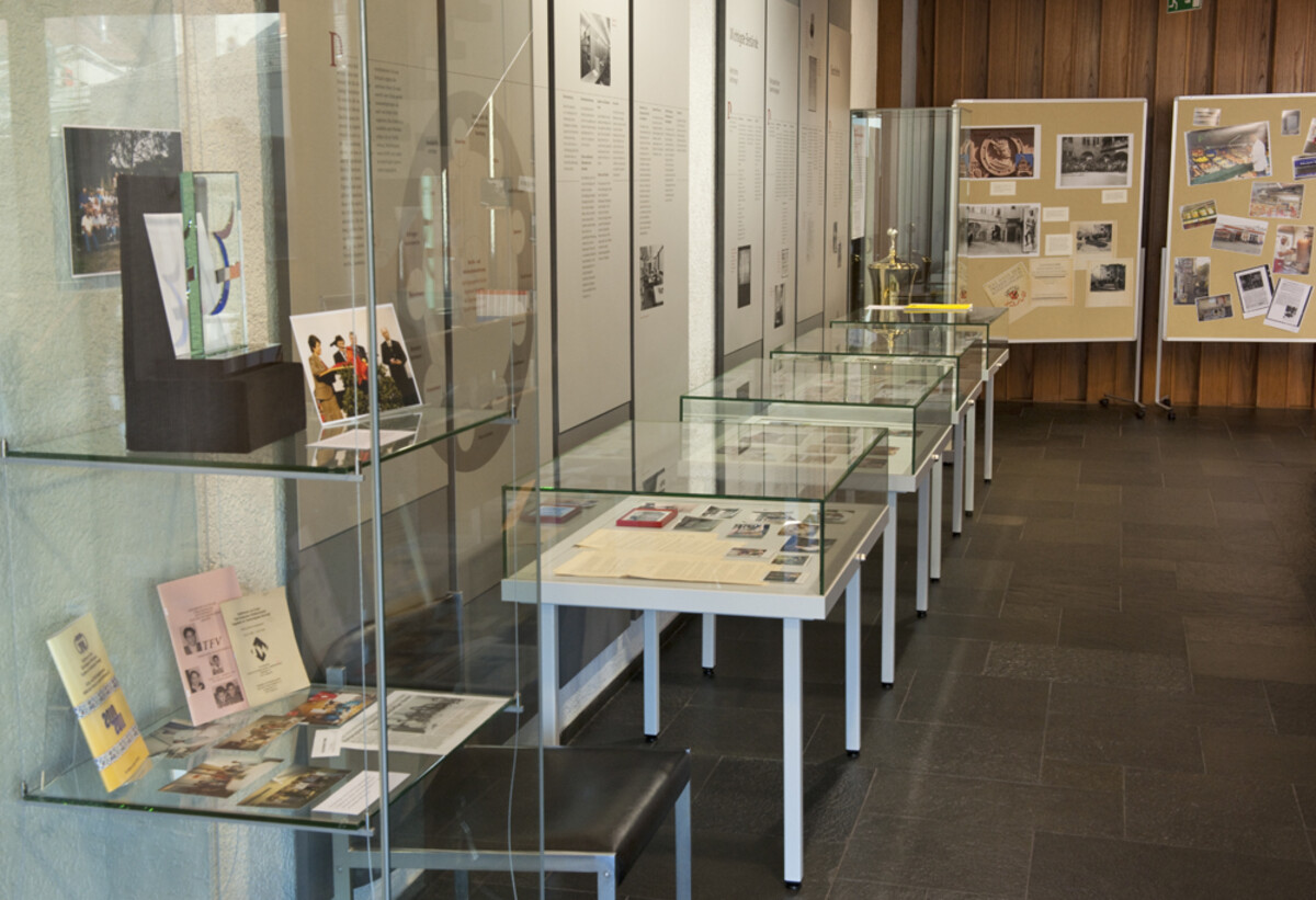 "Ein-, aus-, zugewandert" - Ausstellung 2010 (Foto Stadtarchiv Heilbronn) "Ein-, aus-, zugewandert" - Ausstellung 2010
(Foto Stadtarchiv Heilbronn)