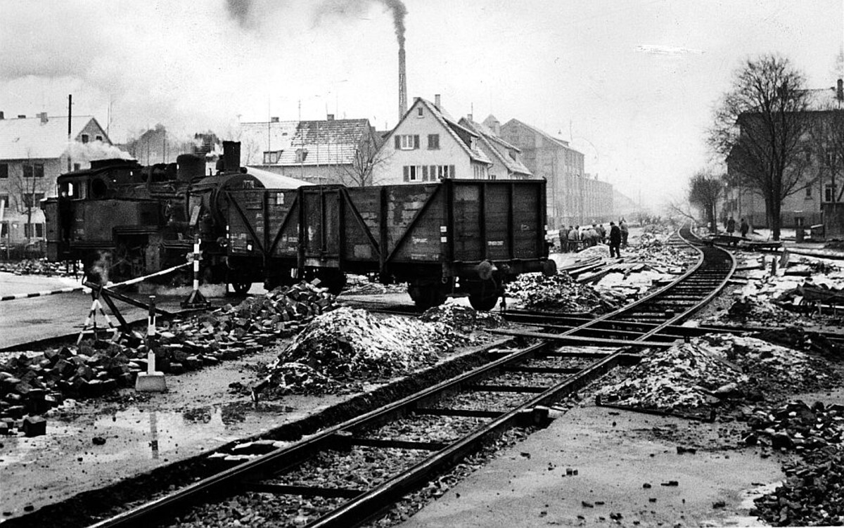 Industrieplatz: Gleisbauarbeiten zur Verlegung der Stammgleise II und III auf die Ostseite der Straße (Foto: Stadtarchiv Heilbronn) Industrieplatz: Gleisbauarbeiten zur Verlegung der Stammgleise II und III auf die Ostseite der Straße (Foto: Stadtarchiv Heilbronn)