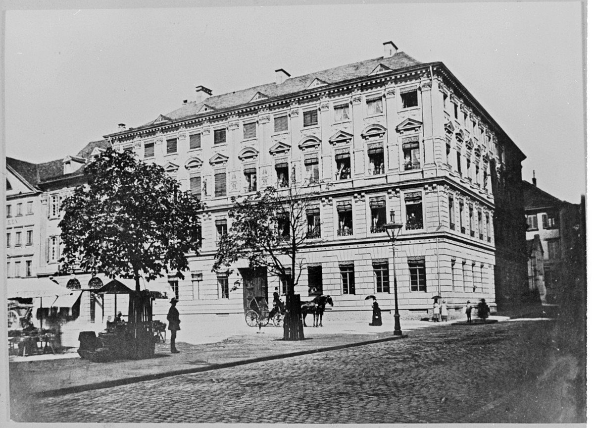 Das Wohn- und Geschäftshaus der Familie Rauch am Heilbronner Marktplatz um 1900 (das sogenannte Rauchsche Palais, erbaut 1804-1807).
Im Erdgeschoss waren die Büroräume, in der Belle Etage die Repräsentationsräume. (Stadtarchiv Heilbronn)