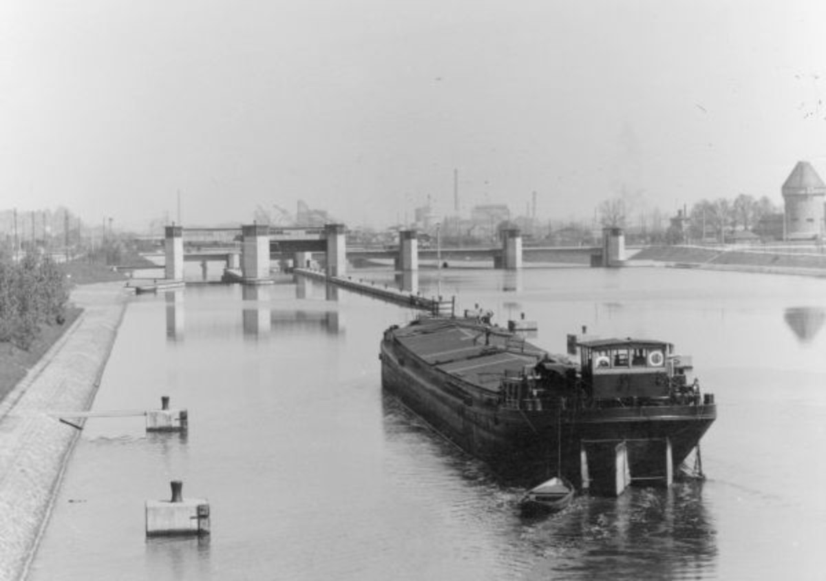 Blick auf Schleuse und Stauwehr Heilbronn; 1957
(Foto: Wasser- und Schifffahrtsamt Heidelberg)