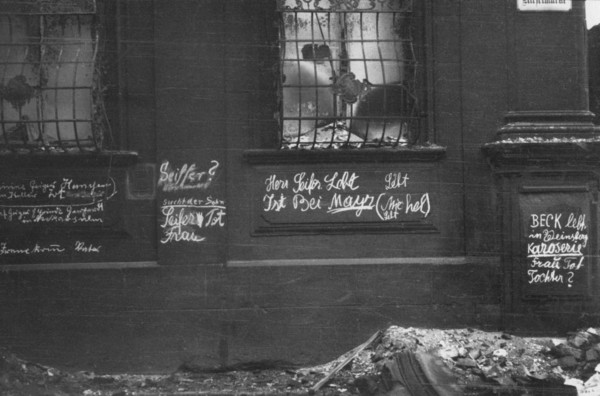 Mit Kreide schrieben die Menschen nach dem 4. Dezember 1944 Nachrichten auf die Mauern der Ruinen. Hier die Ruine des Stadtarchivs am Kieselmarkt hinter dem Rathaus, heute Ehrenhalle (Stadtarchiv Heilbronn)