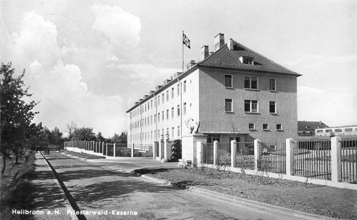 Die Priesterwaldkaserne an der Charlottenstraße; um 1940 (Stadtarchiv Heilbronn) Die Priesterwaldkaserne an der Charlottenstraße; um 1940
(Stadtarchiv Heilbronn)