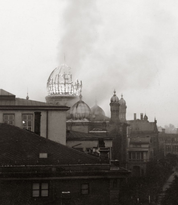 Blick vom Gebäude Allee 16 auf die brennende Synagoge. Aufgenommen am 10. November 1938 kurz vor 7 Uhr von Ludwig Ruff (Foto Stadtarchiv Heilbronn) 