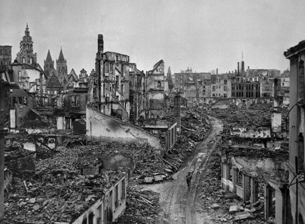 Die zerstörte Stadt - Allerheiligenstraße; 1945 (Foto: US Army; Stadtarchiv Heilbronn F001F-29114)