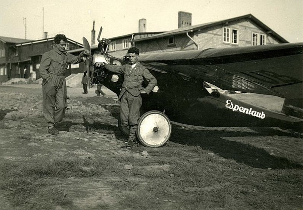 Gottlob und Hans Espenlaub mit einem ihrer Motorflugzeuge; 1927 
(Stadtarchiv Heilbronn)