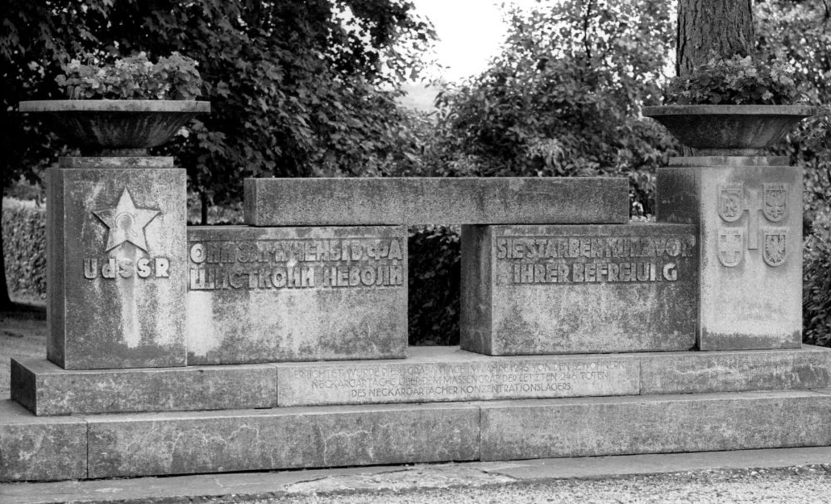 Denkmal KZ-Friedhof Neckargartach. Text im Sockel: "Errichtet wurde diese Grabanlage im Jahre 1946 von den Bewohnern Neckargartachs über dem Massengrab der letzten 246 Toten des Neckargartacher Konzentrationslagers" (Foto: Stadtarchiv Heilbronn) Denkmal KZ-Friedhof Neckargartach. Text im Sockel: "Errichtet wurde diese Grabanlage im Jahre 1946 von den Bewohnern Neckargartachs über dem Massengrab der letzten 246 Toten des Neckargartacher Konzentrationslagers" (Foto: Stadtarchiv Heilbronn)
