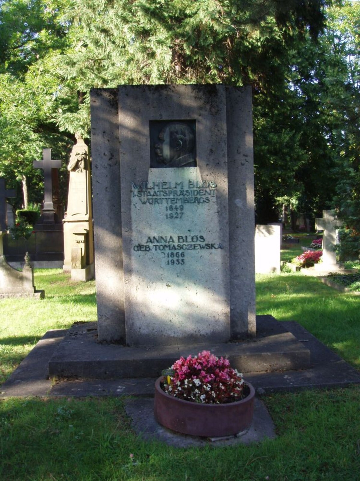 Grab von Wilhelm Blos auf dem Stuttgarter Pragfriedhof (Foto: Wikipedia) Grab von Wilhelm Blos auf dem Stuttgarter Pragfriedhof (Foto: Wikipedia)
