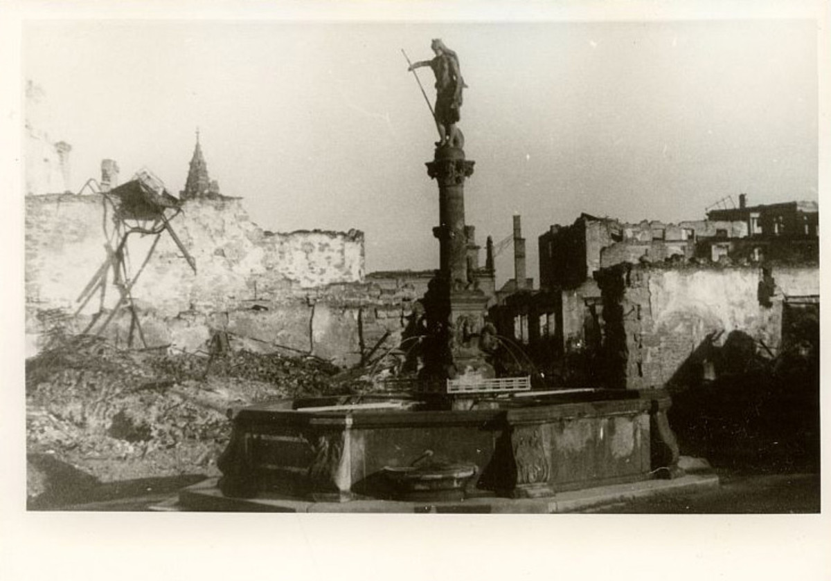 Der Fleinertor-Brunnen nach dem 4. Dezember 1944 (Stadtarchiv Heilbronn) Der Fleinertor-Brunnen nach dem 4. Dezember 1944 (Stadtarchiv Heilbronn)