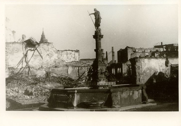 Der Fleinertor-Brunnen nach dem 4. Dezember 1944 (Stadtarchiv Heilbronn)