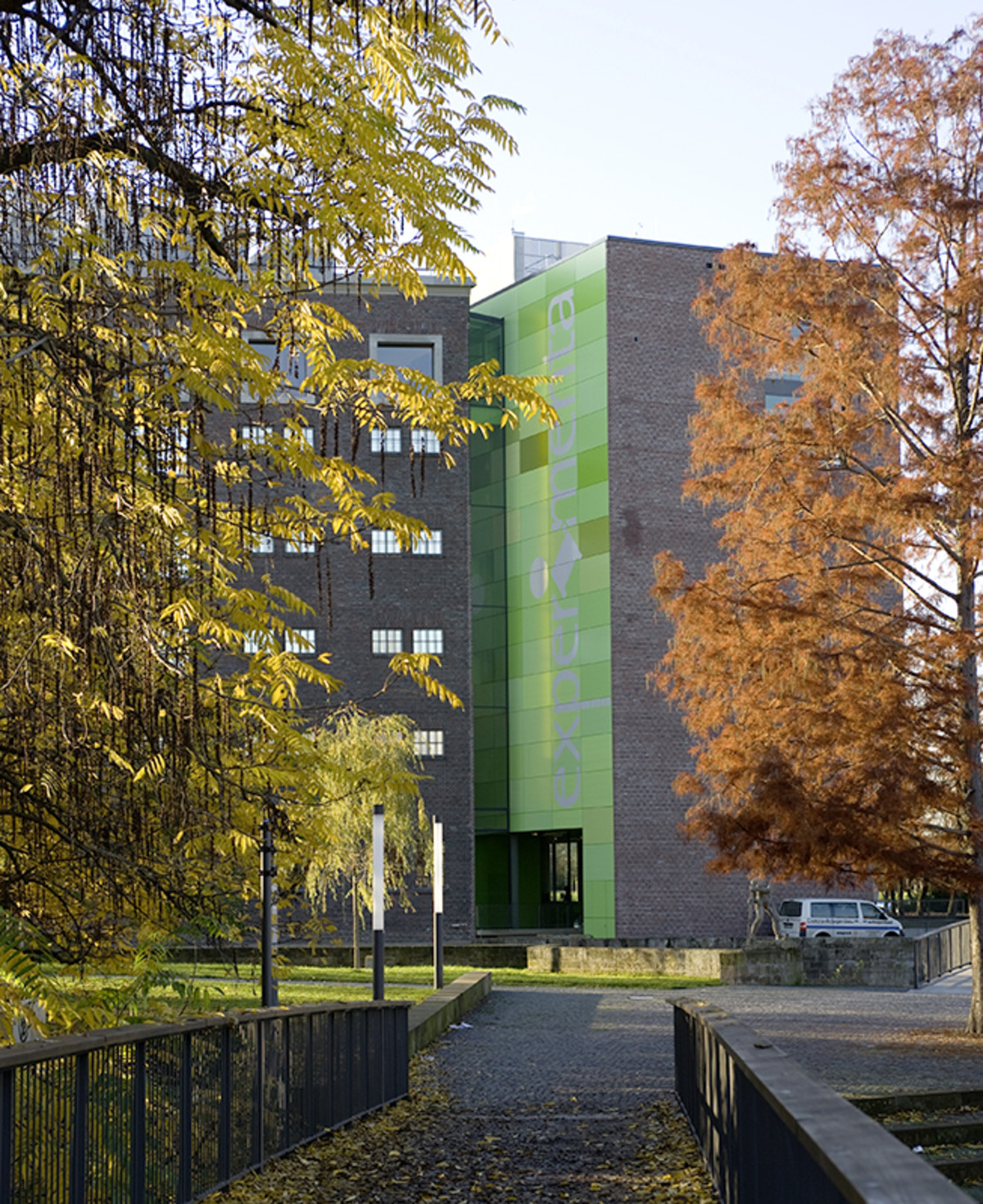 Das Science-Center Experimenta; 2009 (Foto: B. Kimmerle, Stadtarchiv Heilbronn F001E-20091119161551) Das Science-Center Experimenta; 2009
(Foto Stadtarchiv Heilbronn)