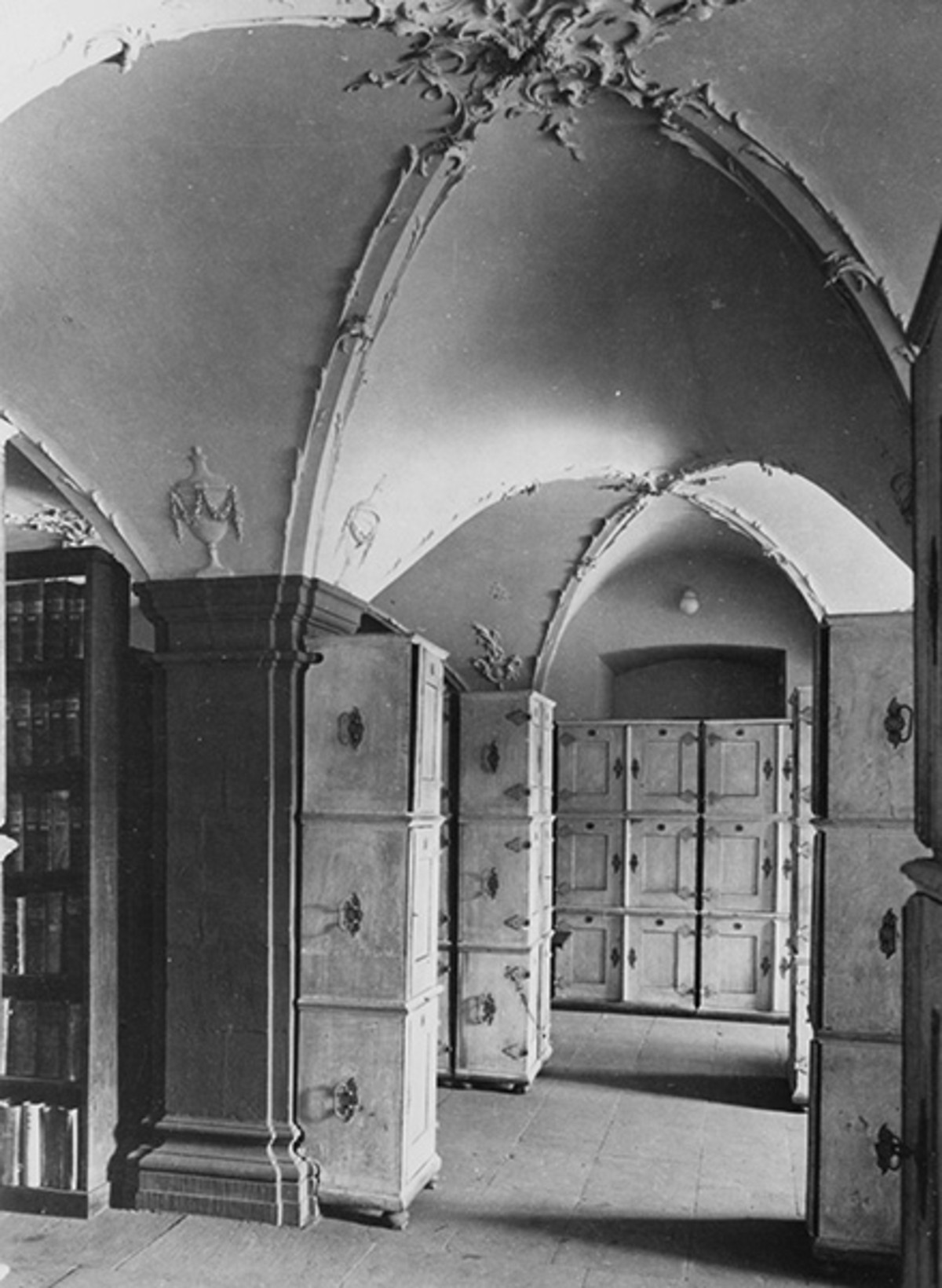 Blick in das Magazin des Stadtarchivs mit den zum "Flüchten" geeigneten Archiv-Aktenkästen aus dem 18. Jahrhundert; um 1905
(Stadtarchiv Heilbronn)