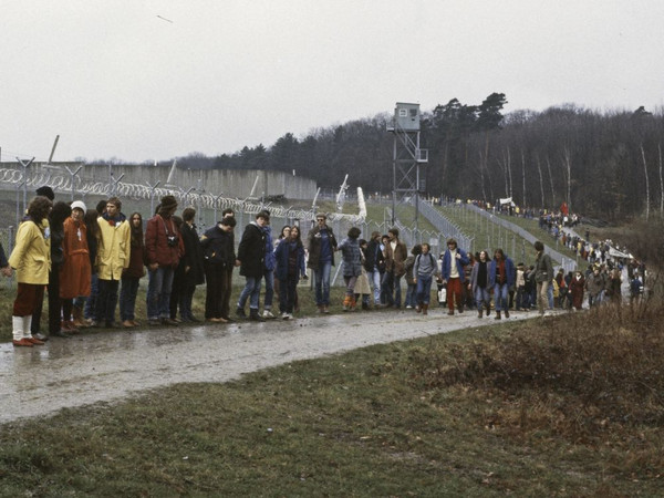 4. April 1983, Ostermarsch: Die Menschen formieren sich zur Menschenkette um das Militärgelände Waldheide (StadtA HN F010D-15; Foto: Jan Wojcik)