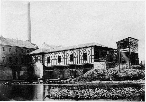 Das Wasserkraftwerk in Lauffen mit der provisorisch aufgebauten Trafostation für die Übertragung des Stroms zur Elektrotechnischen Ausstellung in Frankfurt/Main im Jahre 1891 (Archiv ZEAG)
