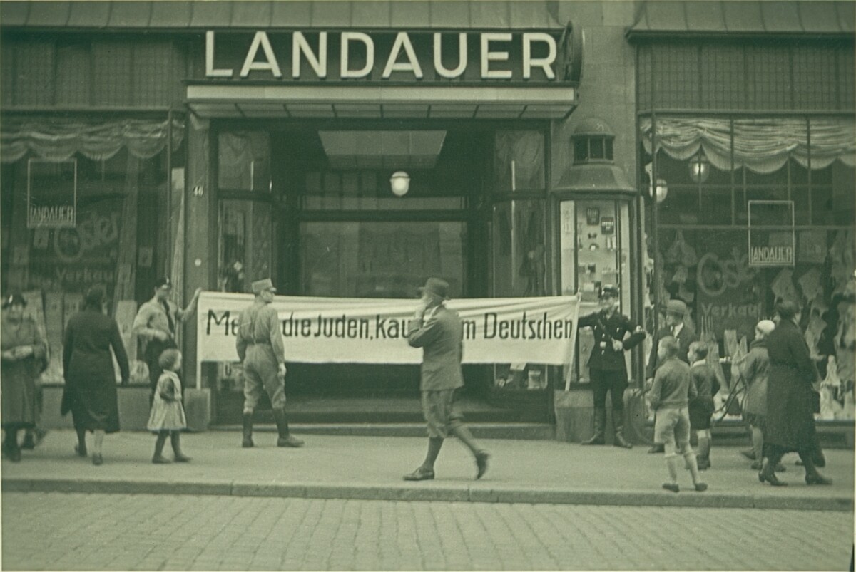 Boykott-Aktion vor dem Kaufhaus Landauer (Kaiserstraße 46-48); 1. April 1933 (Stadtarchiv Heilbronn) Boykott-Aktion vor dem Kaufhaus Landauer (Kaiserstraße 46-48); 1. April 1933 (Stadtarchiv Heilbronn)