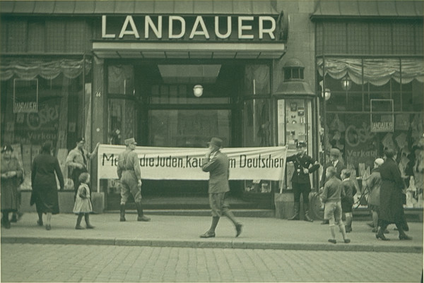 Boykott-Aktion vor dem Kaufhaus Landauer (Kaiserstraße 46-48); 1. April 1933 (Stadtarchiv Heilbronn)