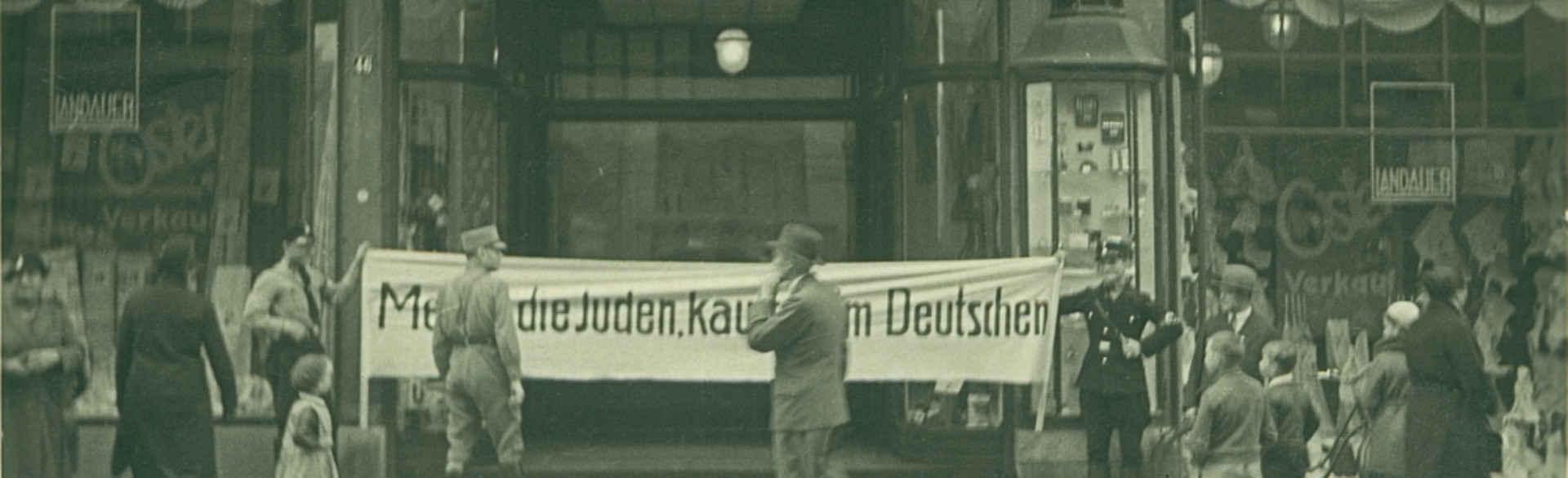 Boykott-Aktion vor dem Kaufhaus Landauer (Kaiserstraße 46-48); 1. April 1933 (Stadtarchiv Heilbronn)