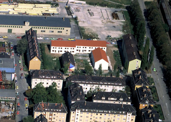 1973 richtet die Stadt in einem in den 1950er-Jahren erstellten Wohnblock mit Einfachstwohnungen ein Schülerzentrum ein. Es ist das Gebäude mit dem bunten Giebel (Stadtarchiv Heilbronn)