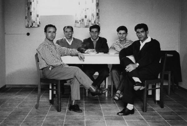 Italienische Gastarbeiter im Aufenthaltsraum ihres Wohnheims, 1965 (Stadtarchiv Heilbronn) 